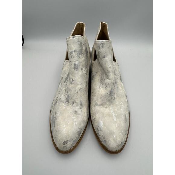 Boutique by Corky's Wayland White & MetallicSilver Ankle Bootie 10 - Picture 5 of 7